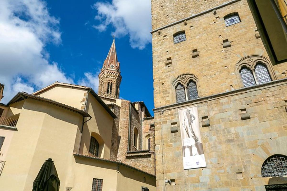 una iglesia con una torre de reloj al fondo