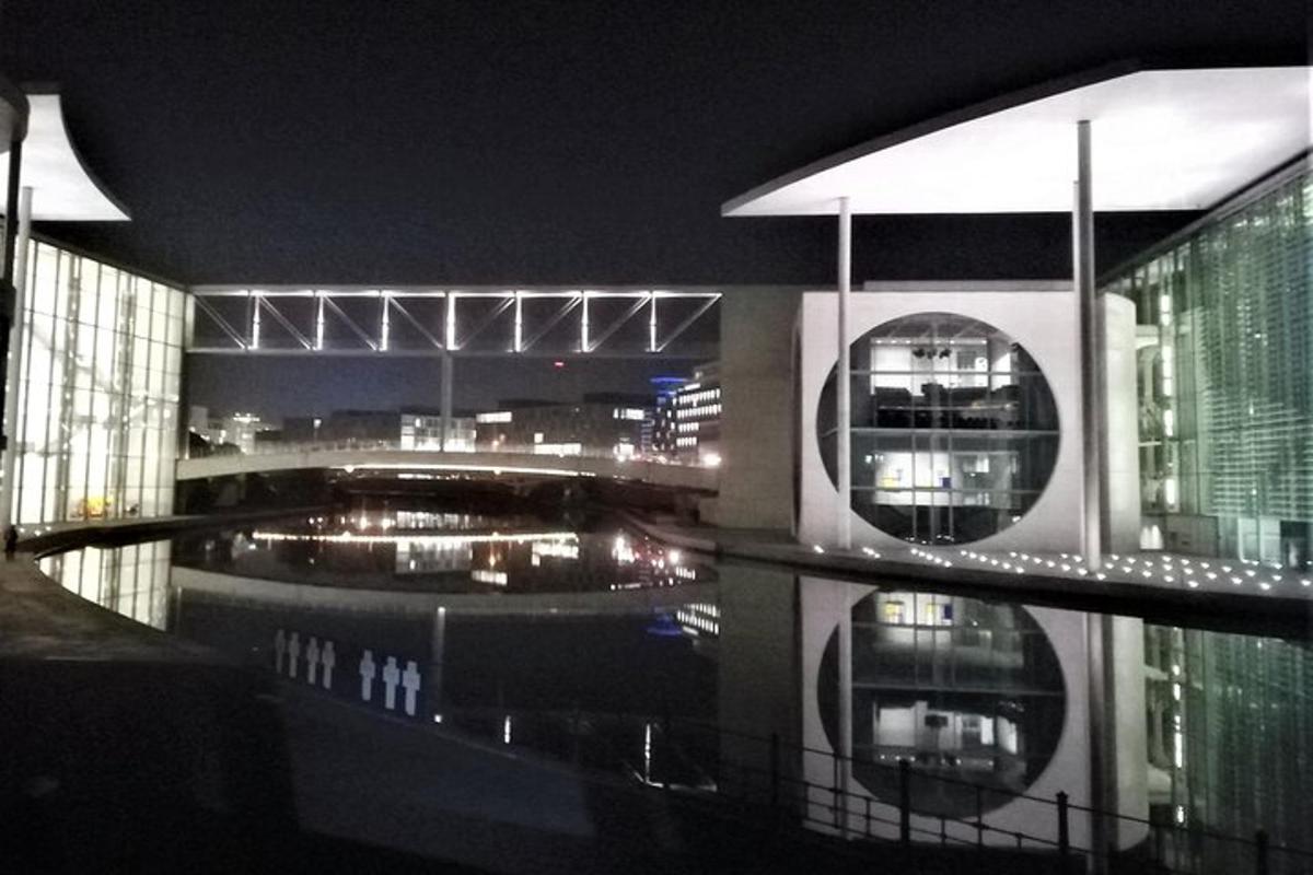 带有水池的建筑夜景