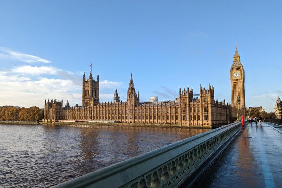 o clădire mare cu un turn cu ceas și Big Ben