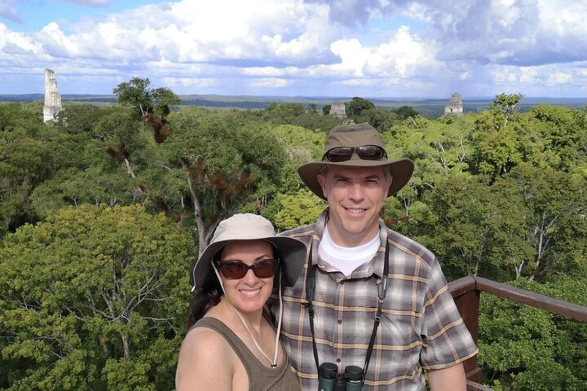 一男一女站在塔顶