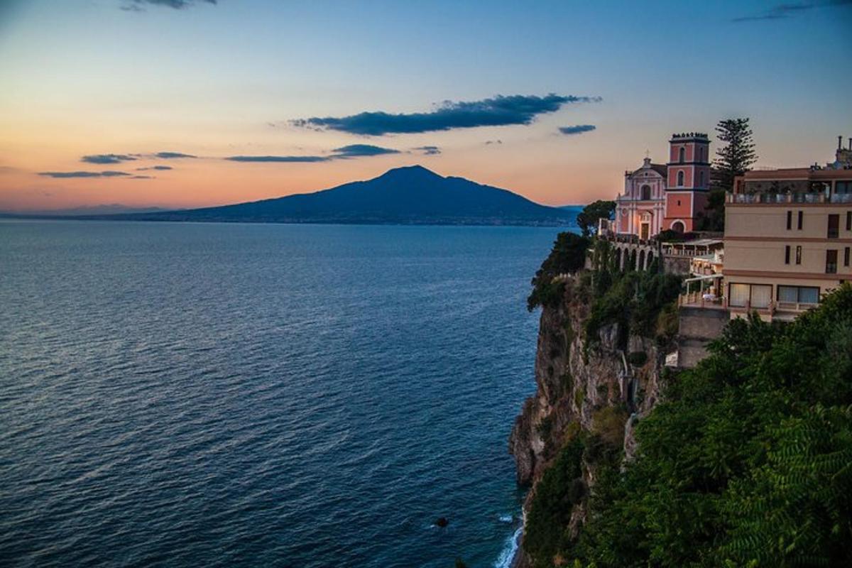 vaade Amalfi rannikule päikeseloojangul