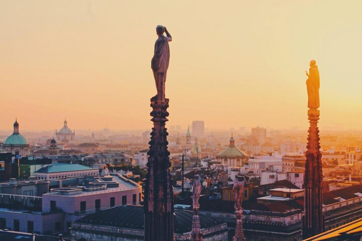 una estatua de un pájaro en lo alto de una ciudad