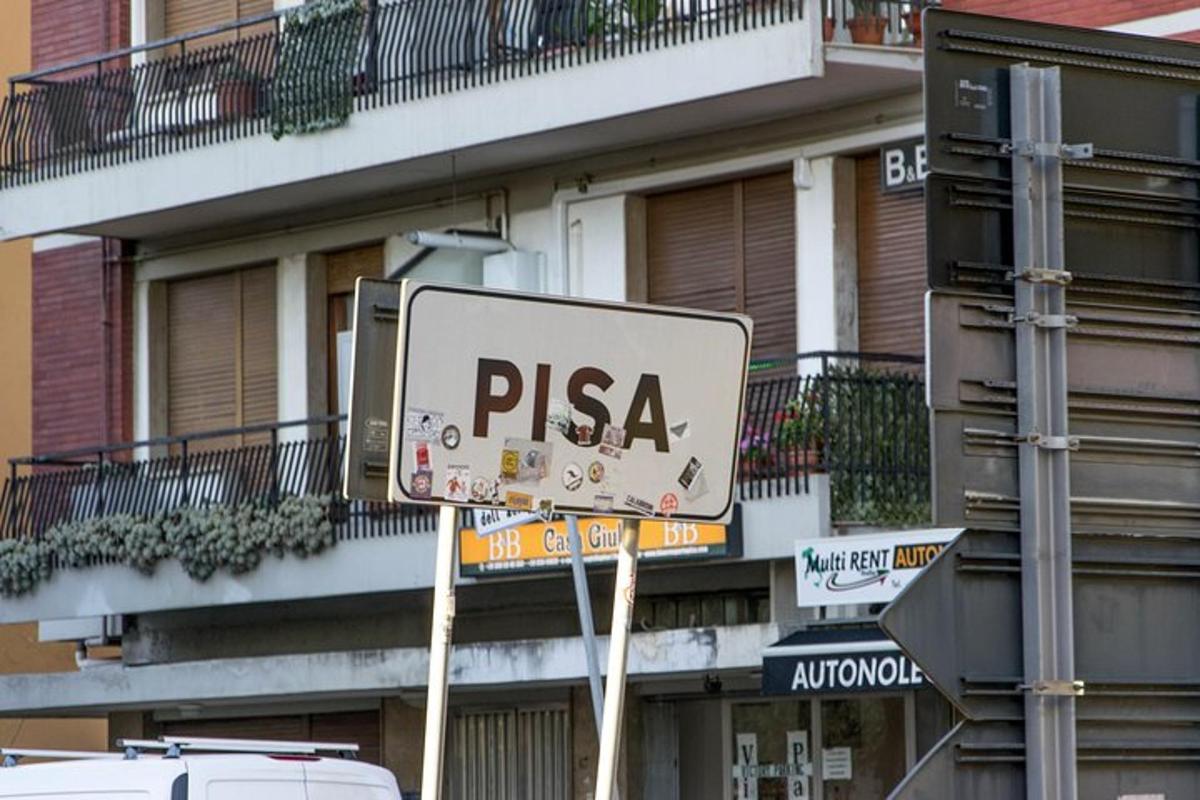 pouliční cedule před budovou