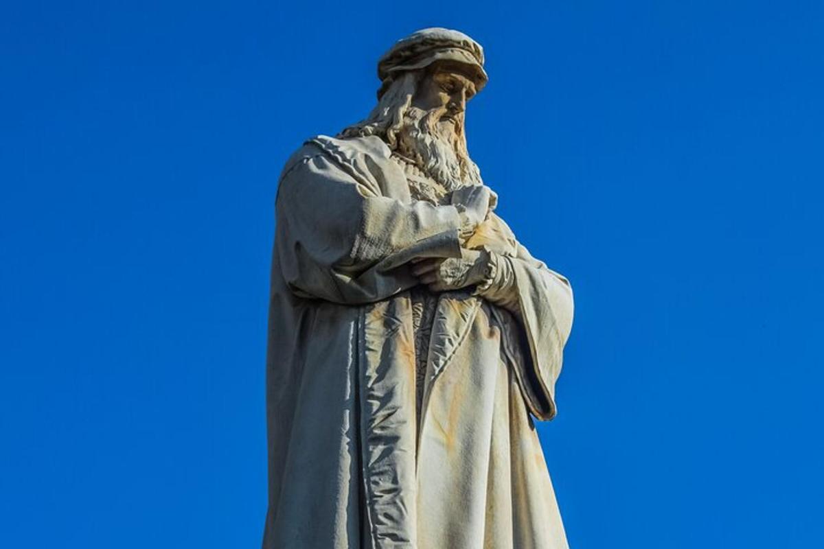 una estatua de un hombre con los brazos cruzados