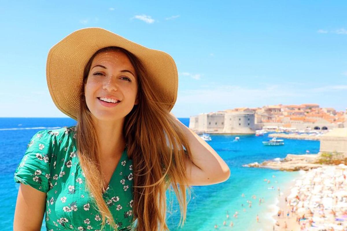 una mujer con un sombrero de paja en una playa