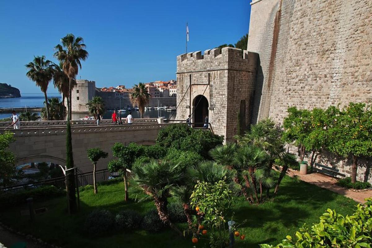 un edificio con un puente al lado de una pared