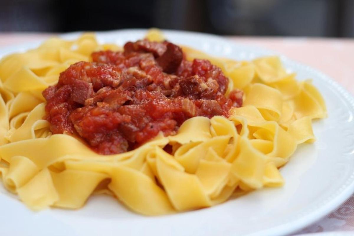 một đĩa mì spaghetti và nước sốt thịt trên bàn