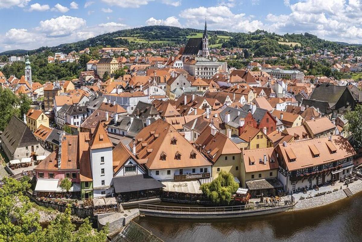 zračni pogled na mesto ob vodi