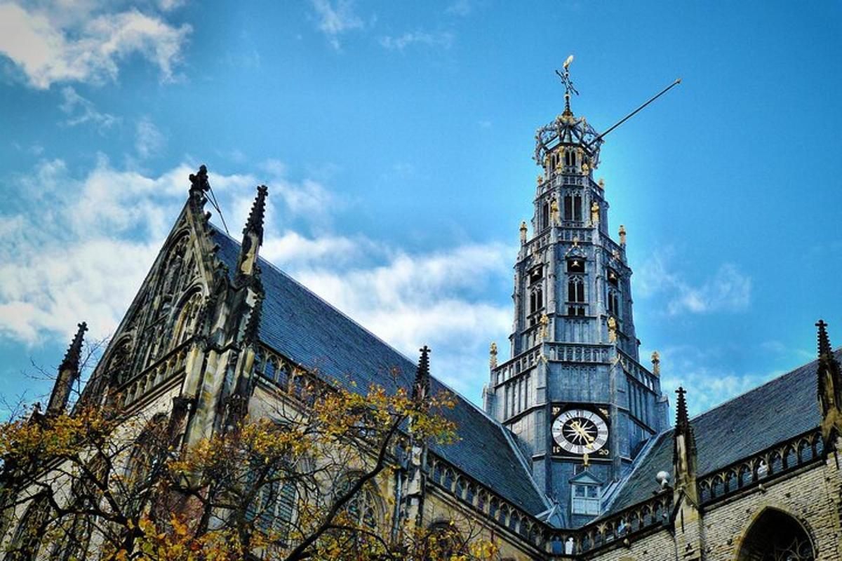 um edifício com uma torre do relógio no topo