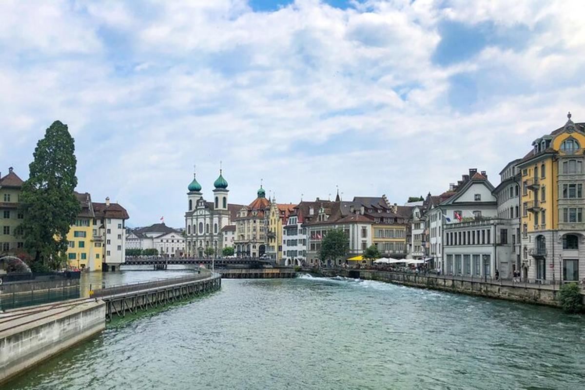 Un río en una ciudad con edificios y casas.