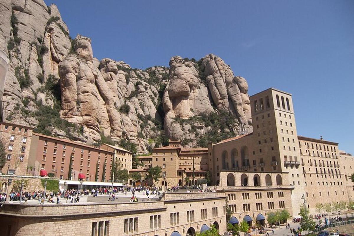 una città con una montagna sullo sfondo