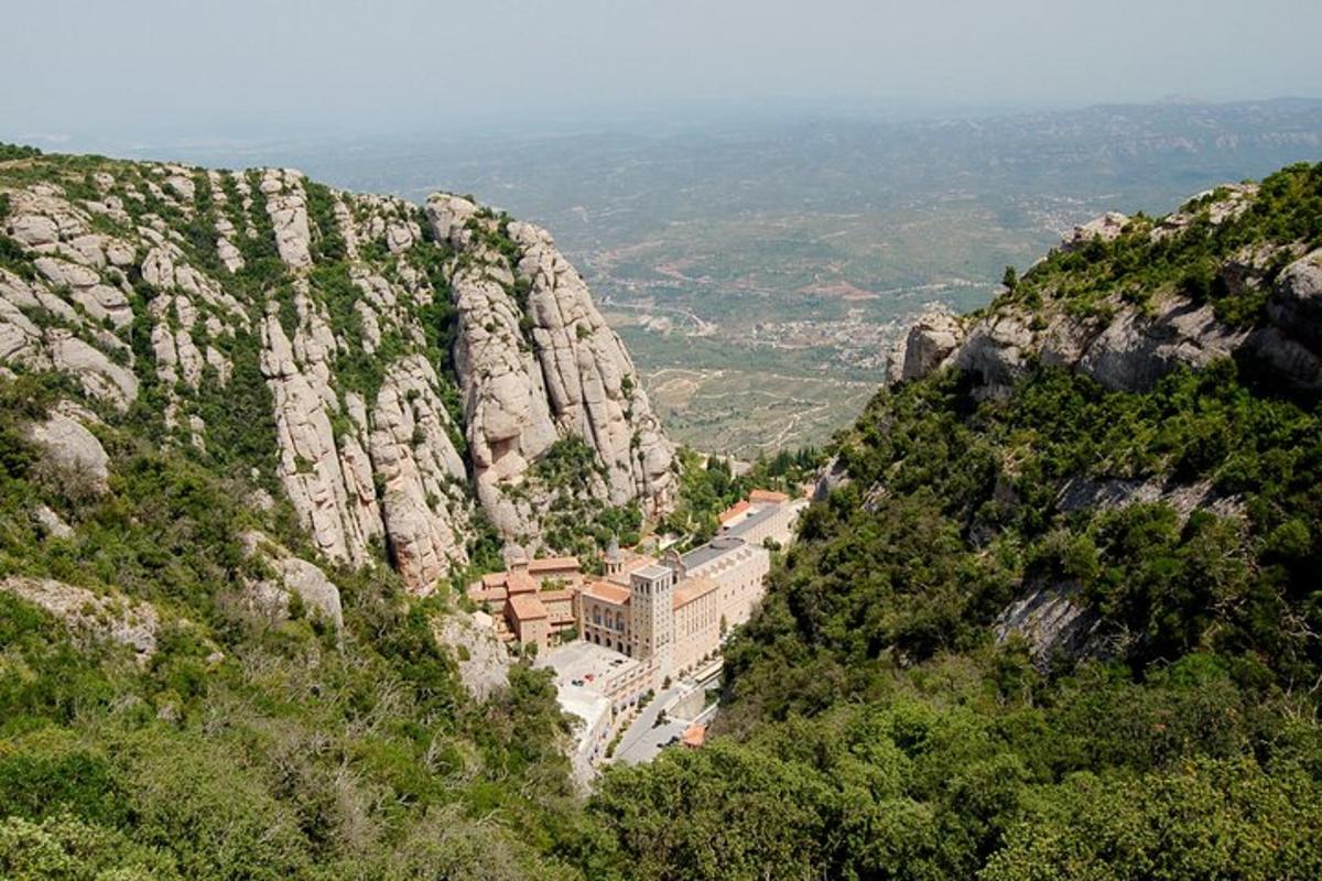 una vista di una montagna con un edificio su di essa