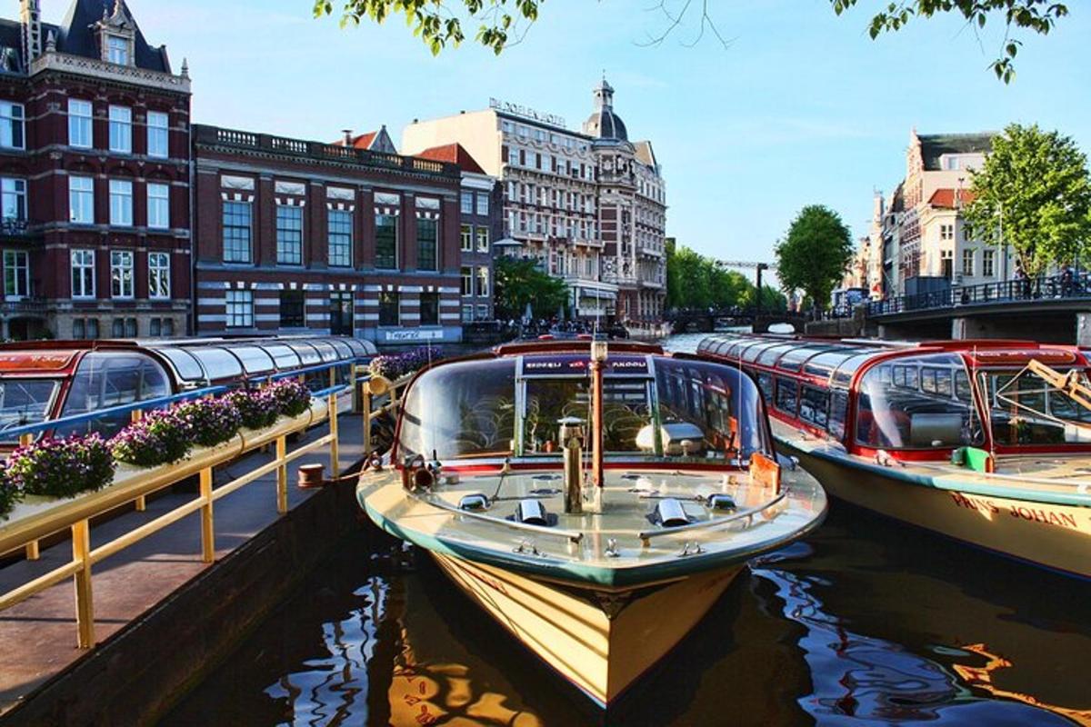 una barca è attraccata in un canale in una città