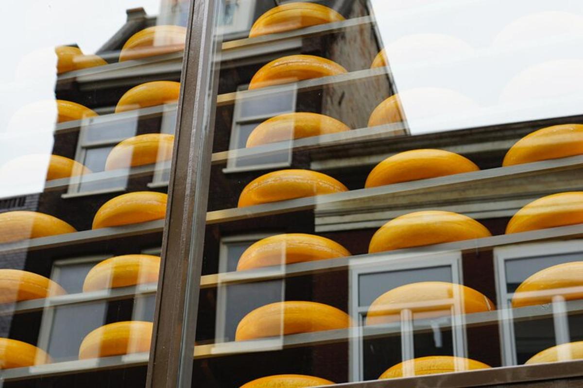 un edificio con tante arance alle finestre
