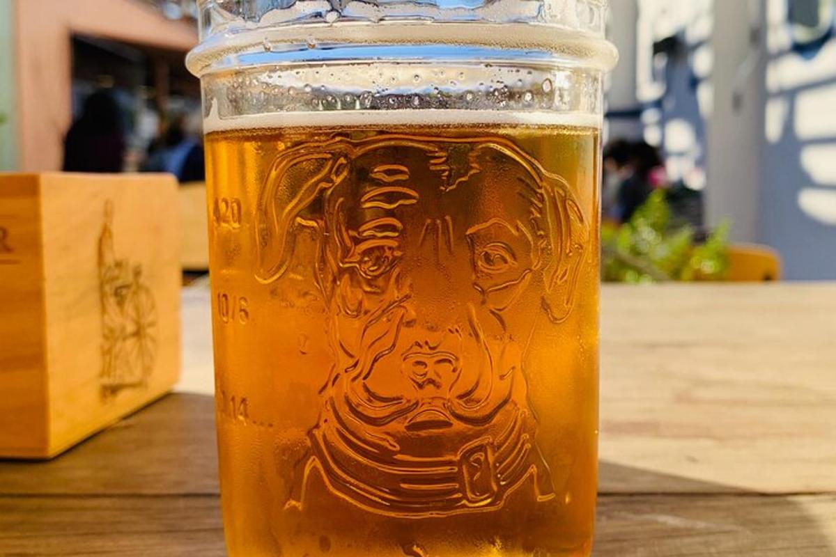 Un tarro de cerveza de cristal sobre una mesa de madera