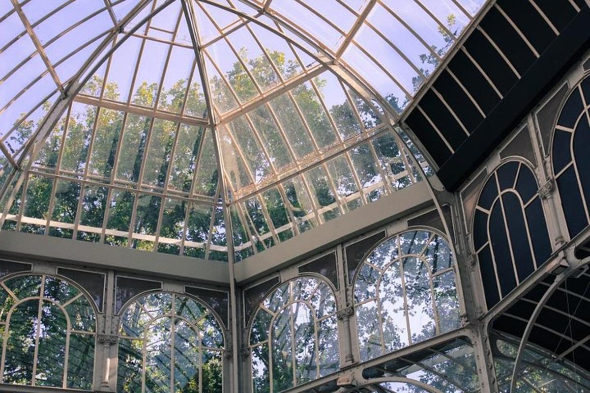 un sostre de cúpula de vidre d'un edifici amb finestres