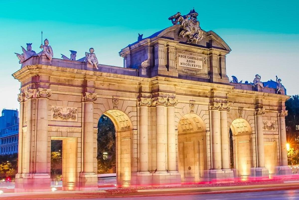 un edifici amb una estàtua a sobre