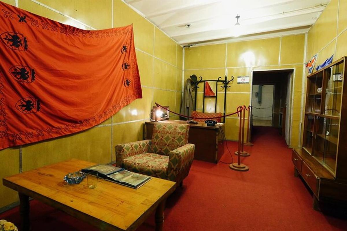una sala de estar con un sofá y una mesa
