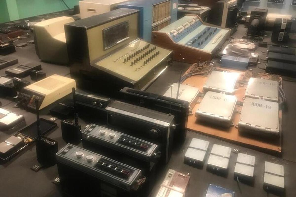 una stanza piena di molti tipi diversi di dispositivi elettronici