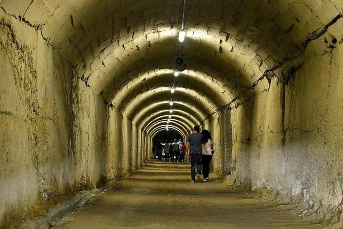 un tunnel con due persone che lo attraversano