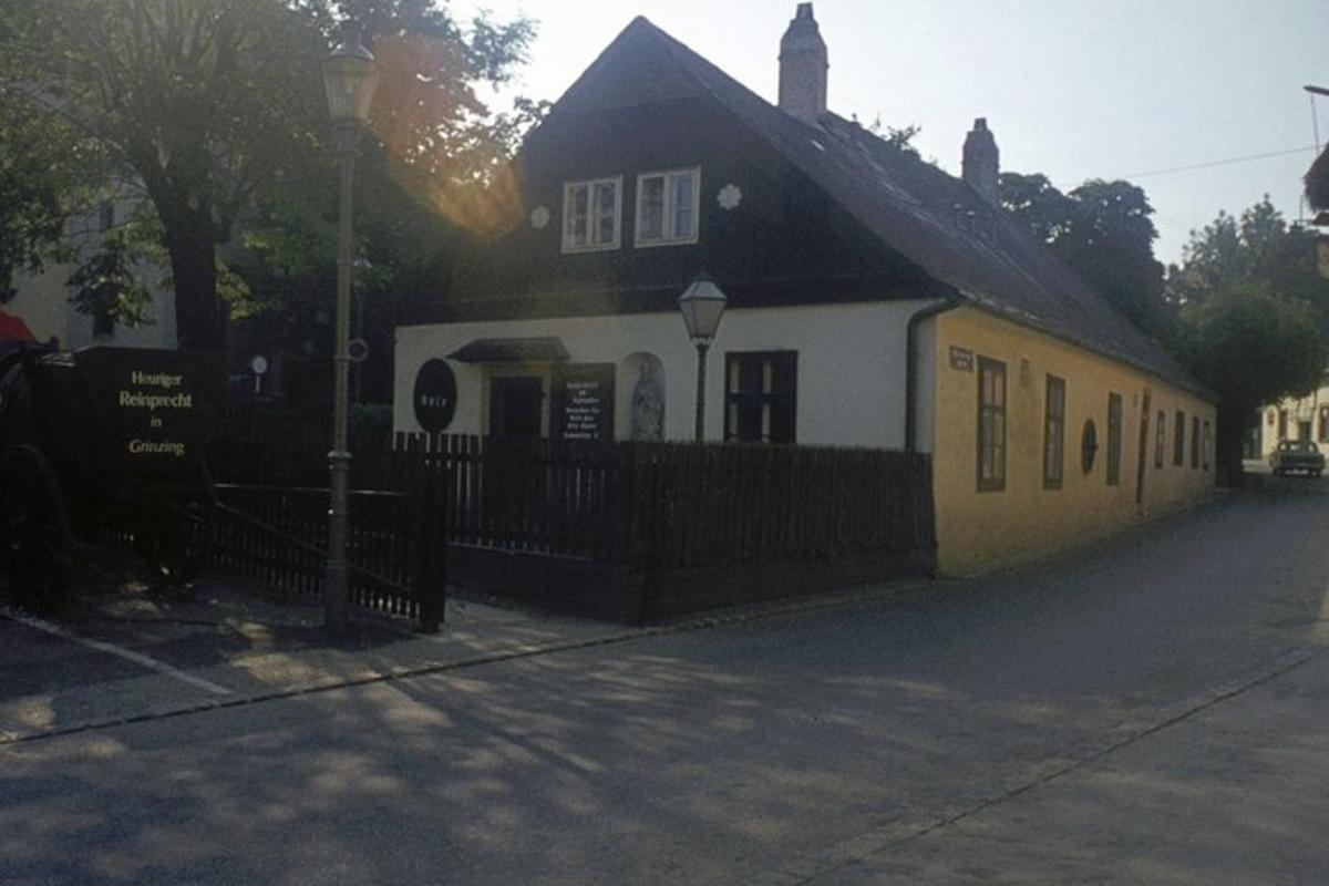 valge ja kollane maja musta katusega