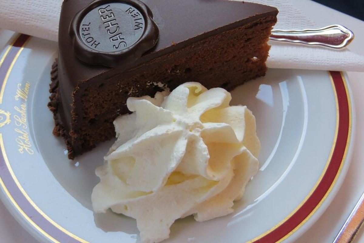 kos čokoladne torte s stepeno smetano na krožniku