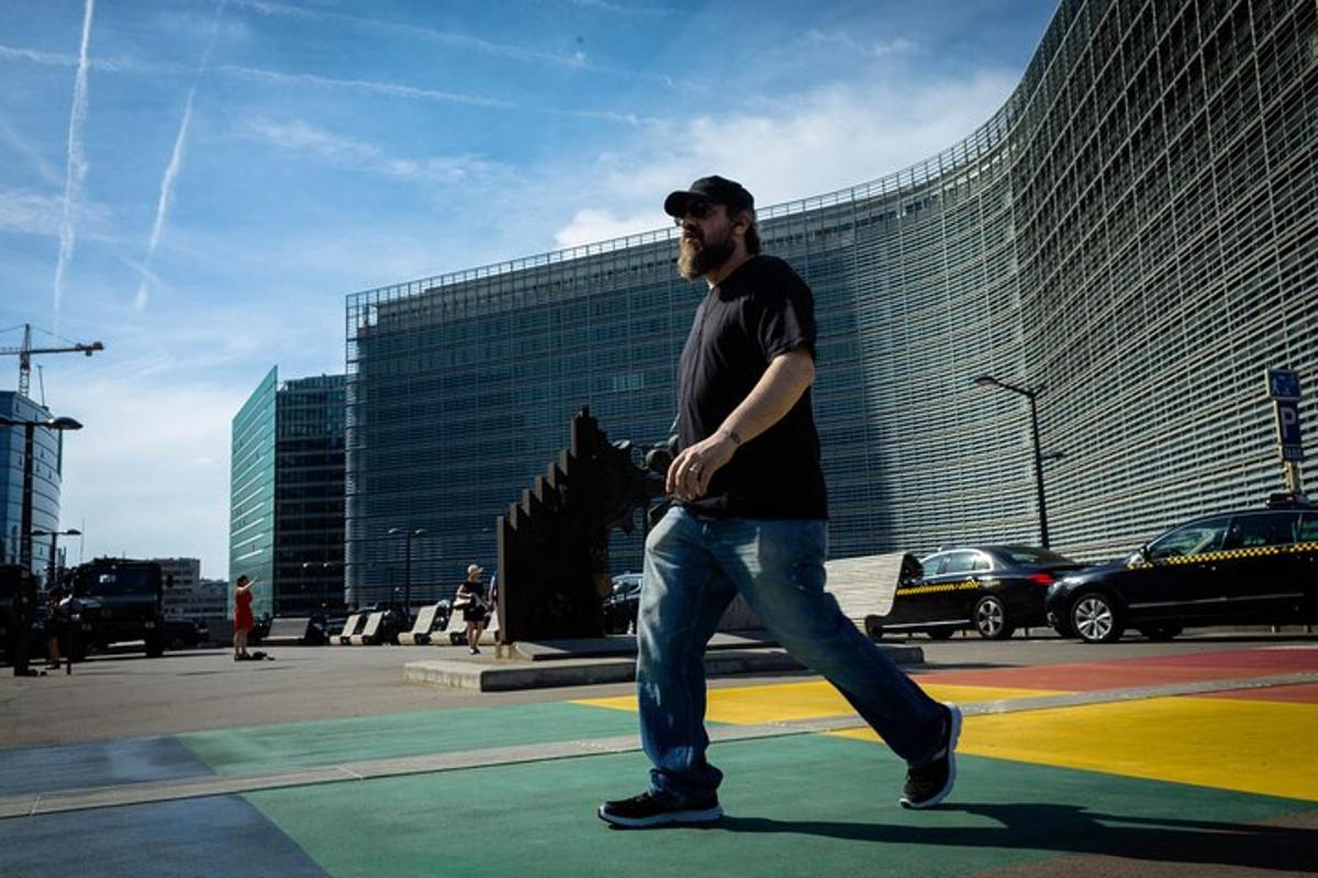 um homem caminhando em frente a um prédio