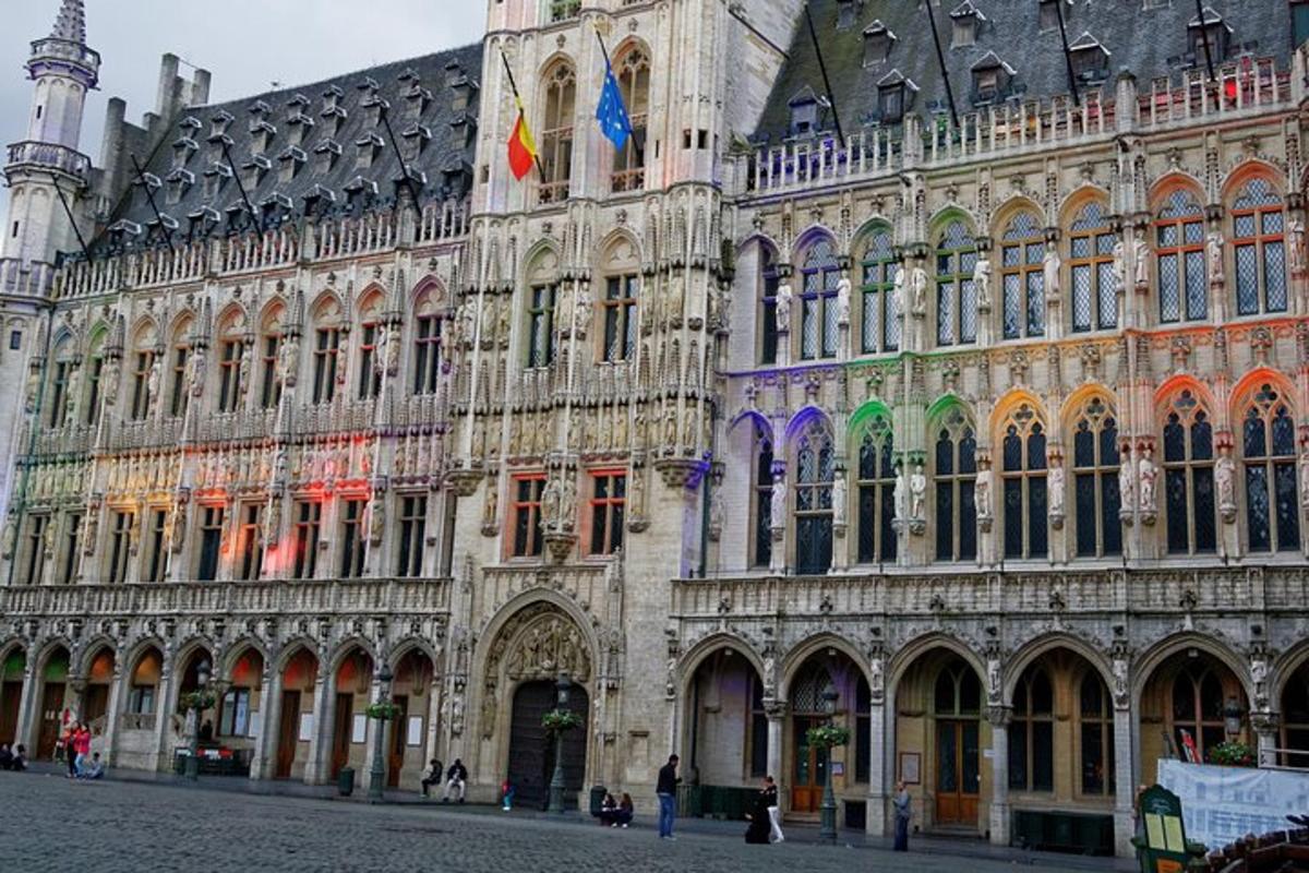 un grande edificio con persone che camminano davanti ad esso