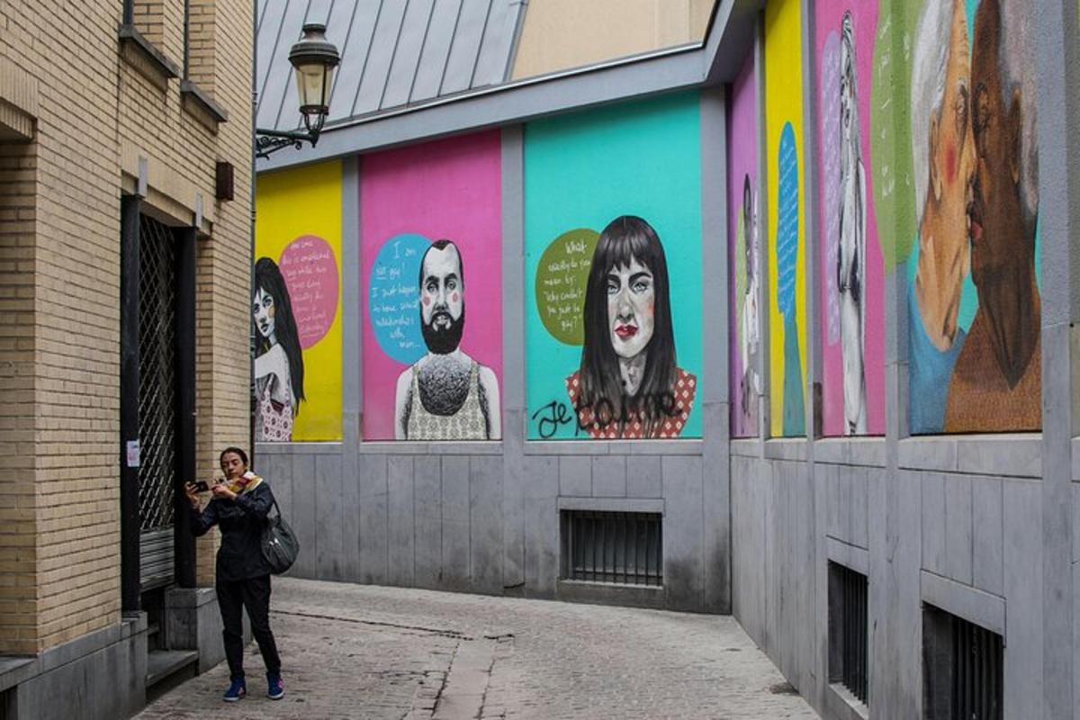 una donna che scatta una foto di un muro con graffiti