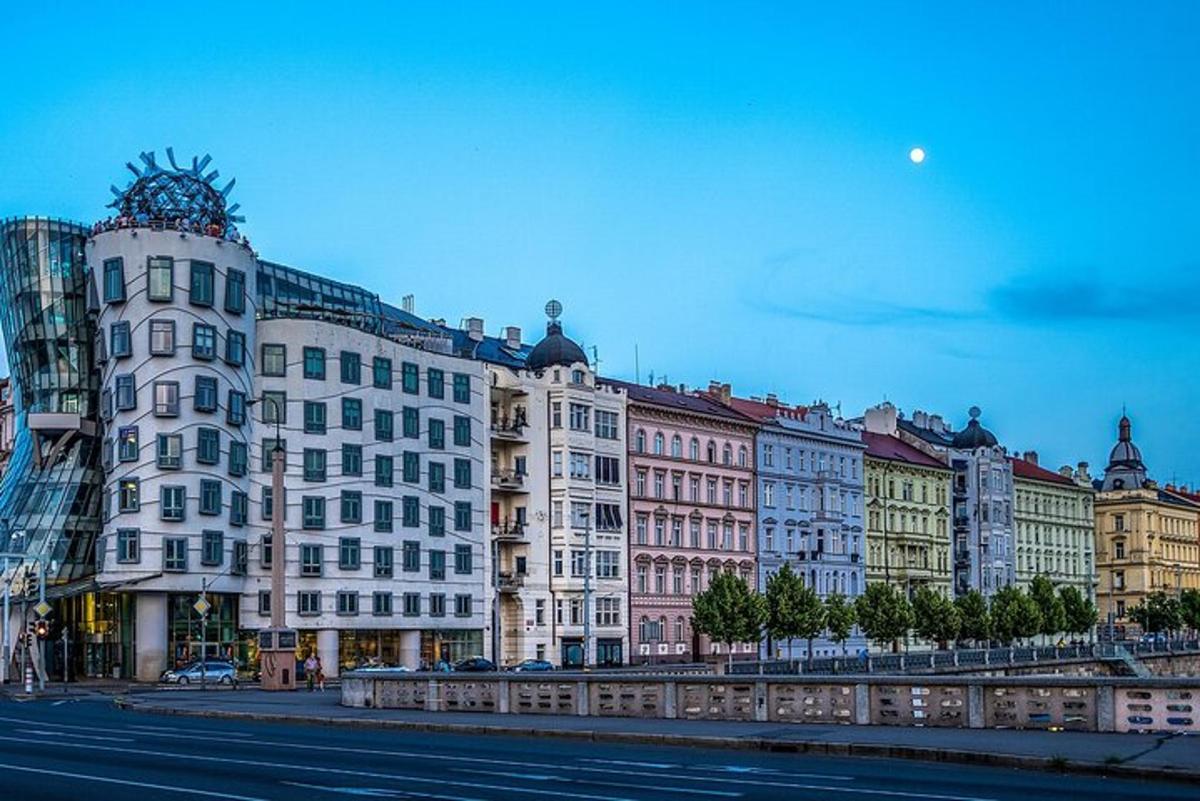 un grupo de edificios en una calle de la ciudad