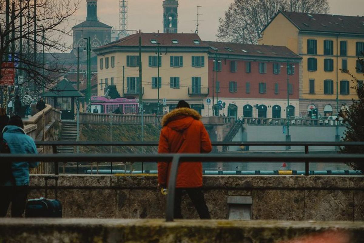 une personne portant une veste rouge marchant sur un pont