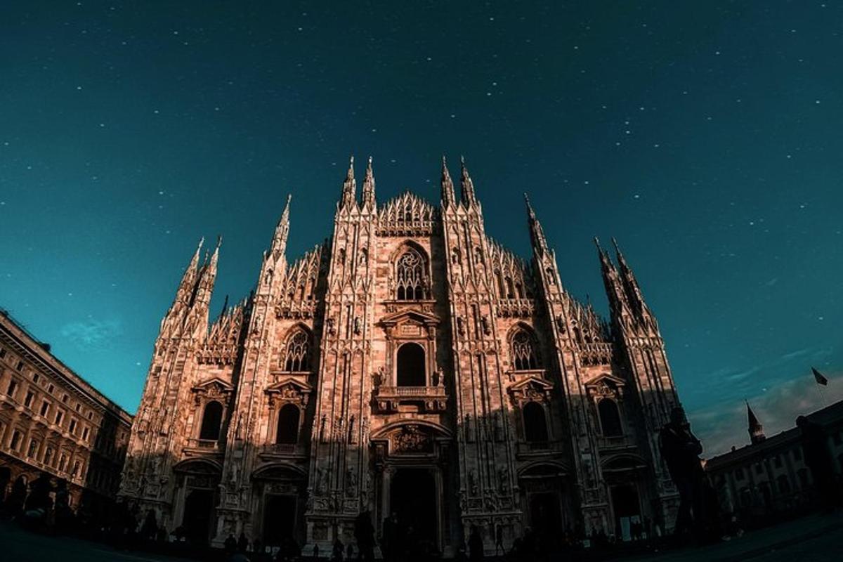 un grande edificio cattedrale con molte guglie di notte