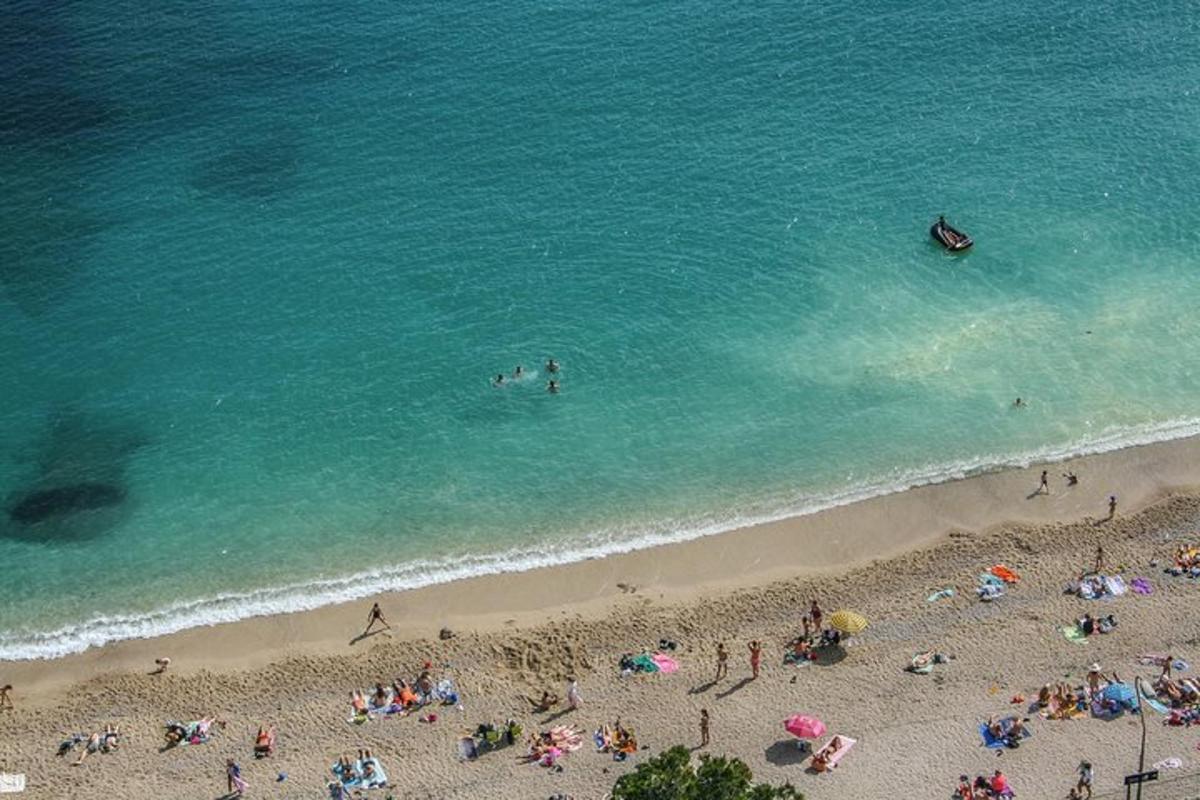sekelompok orang di pantai dekat air