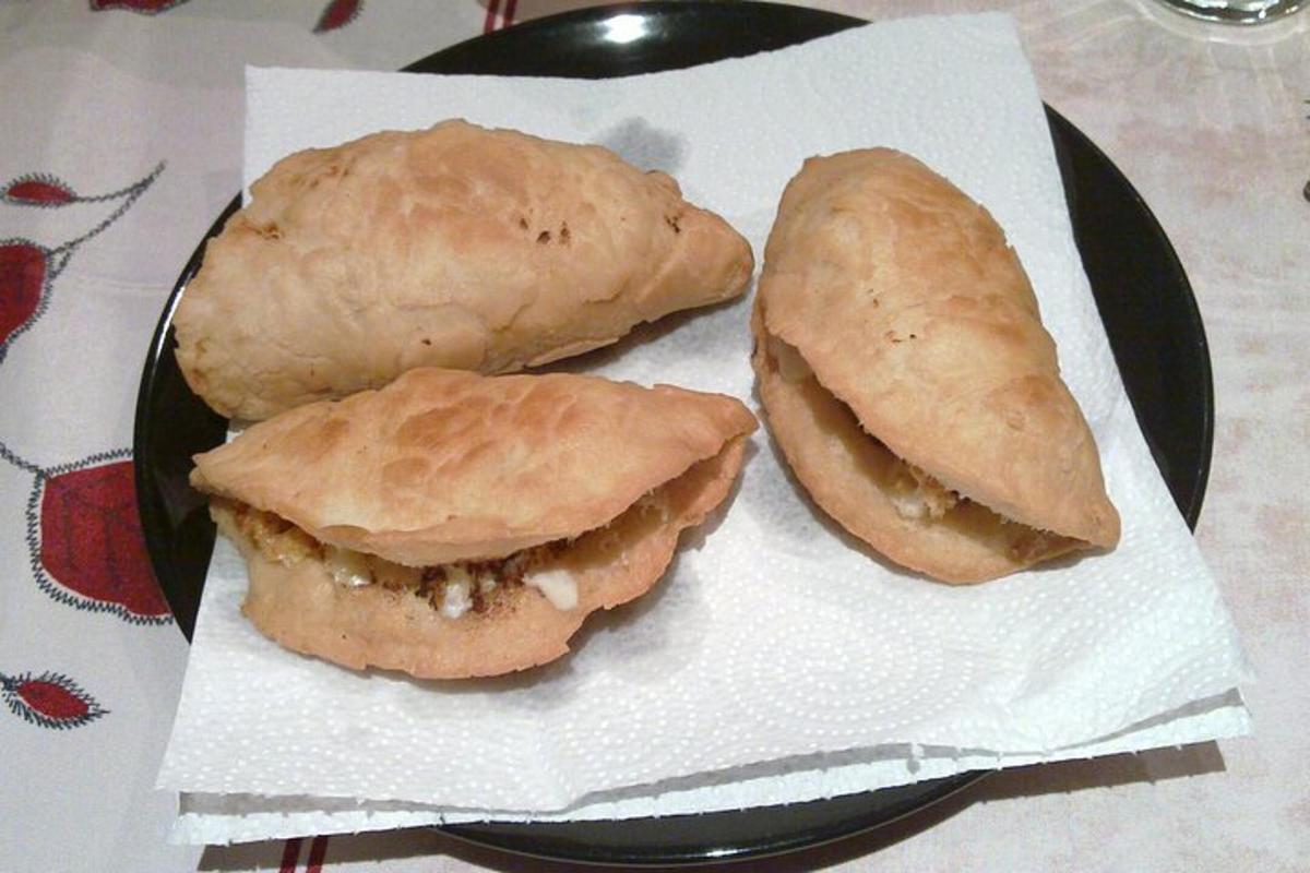dua sandwich di piring hitam di atas meja