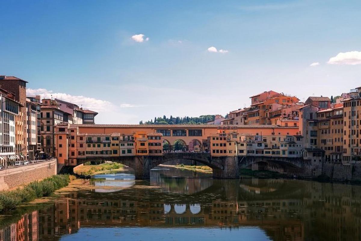 un ponte sopra un fiume in una città con edifici