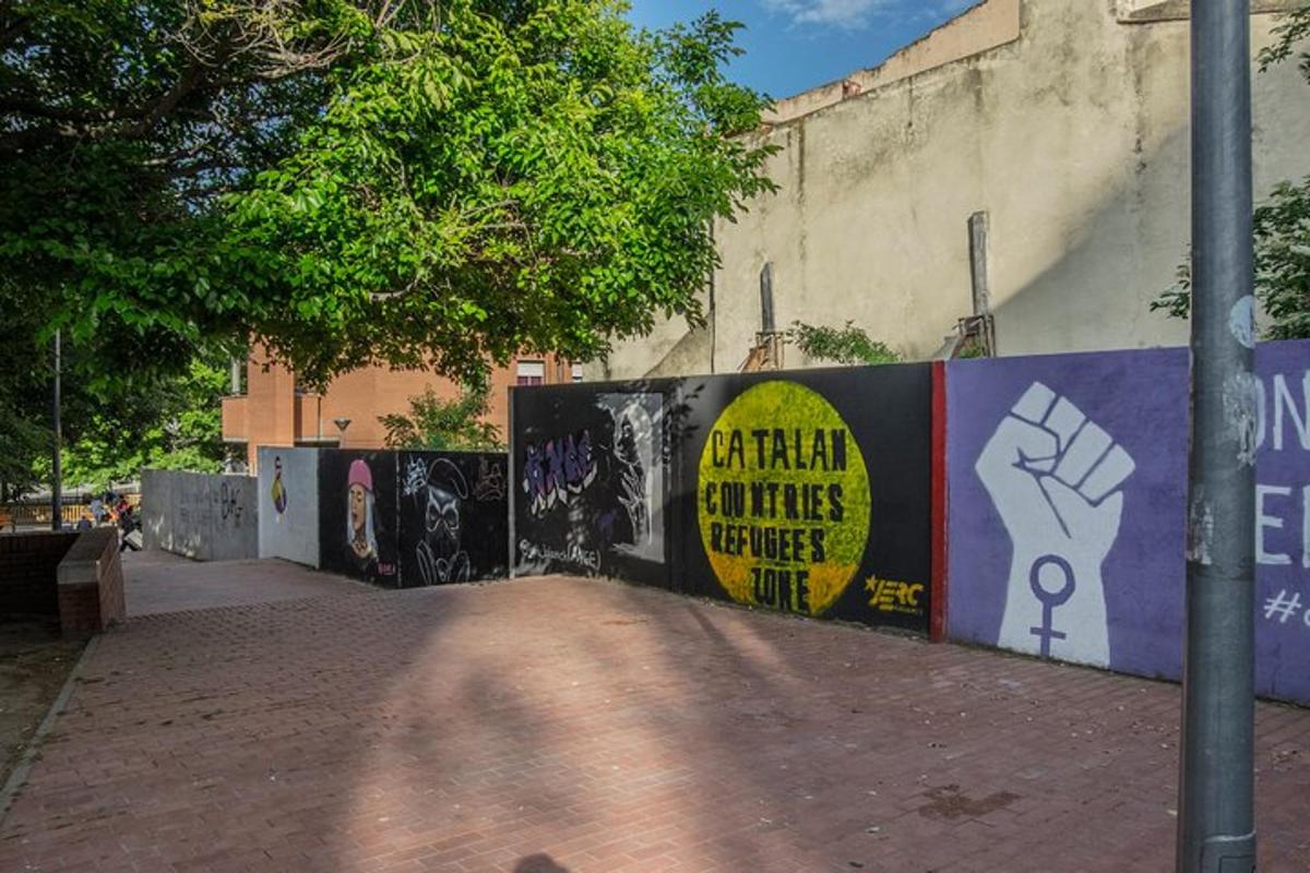 plot s graffiti na boku budovy