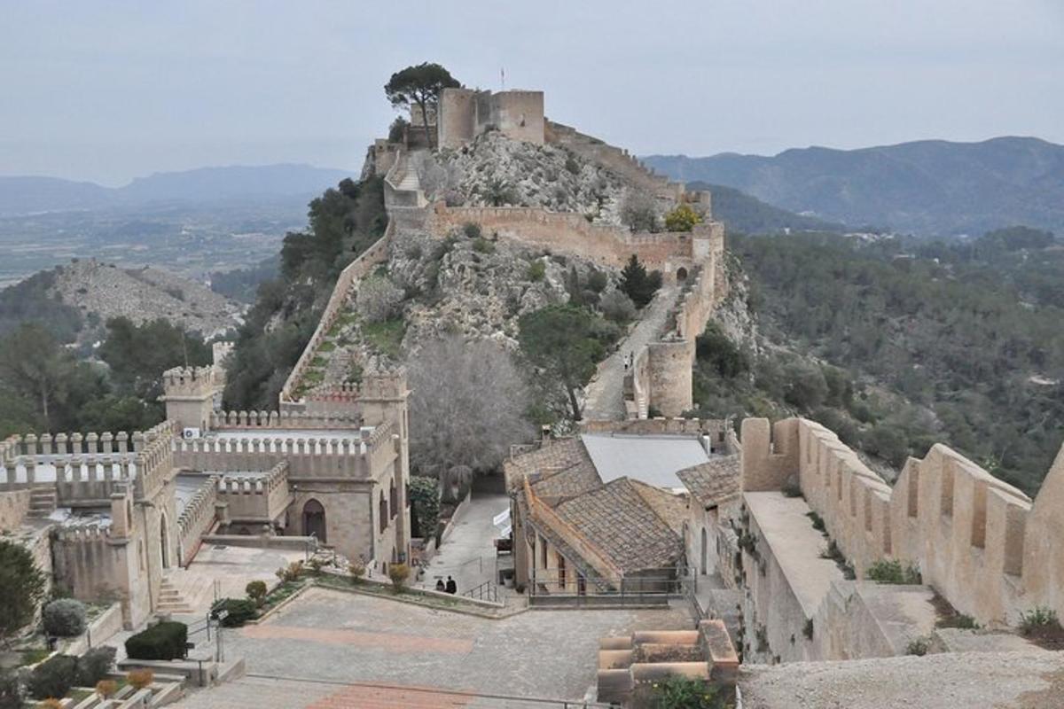 una vista di un castello in cima a una montagna