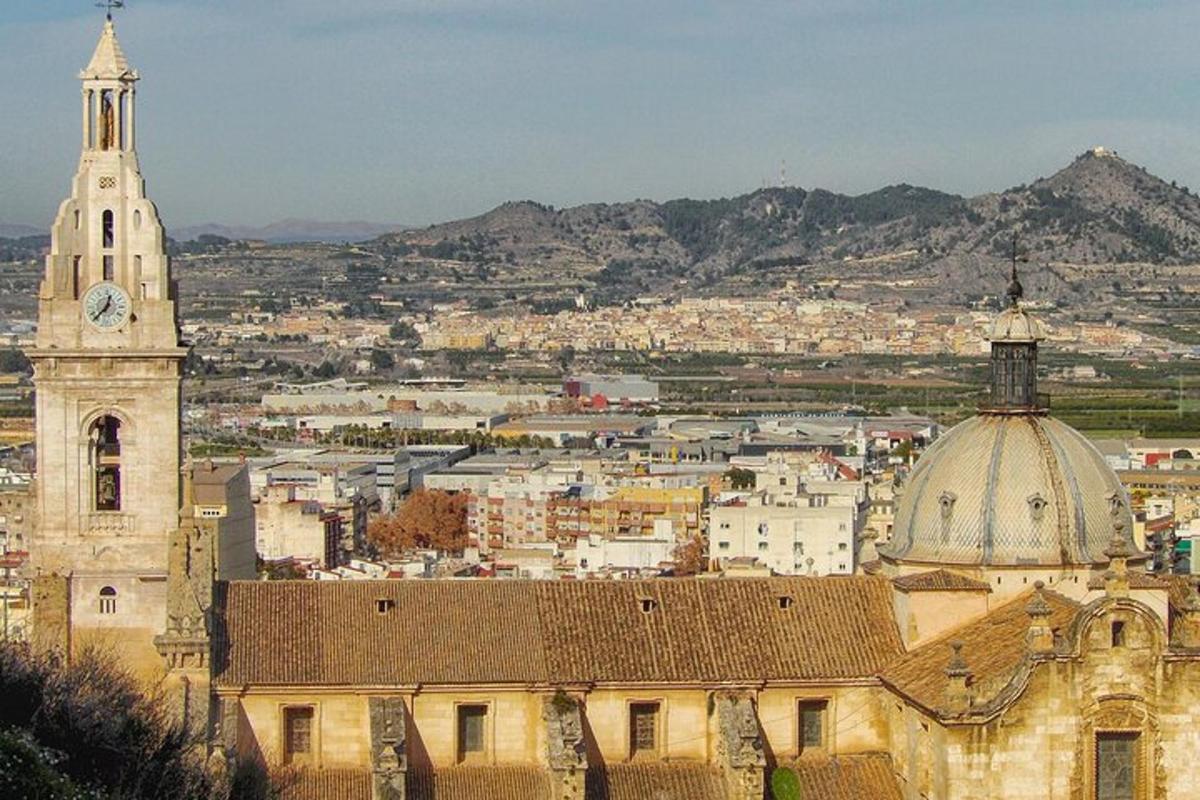 una vista di una città con una torre dell'orologio