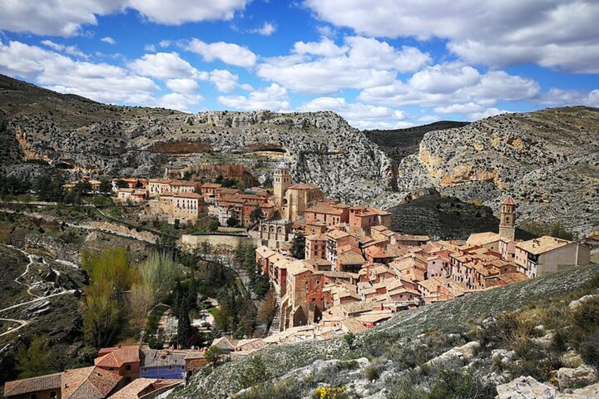 μια θέα μιας πόλης σε ένα βουνό