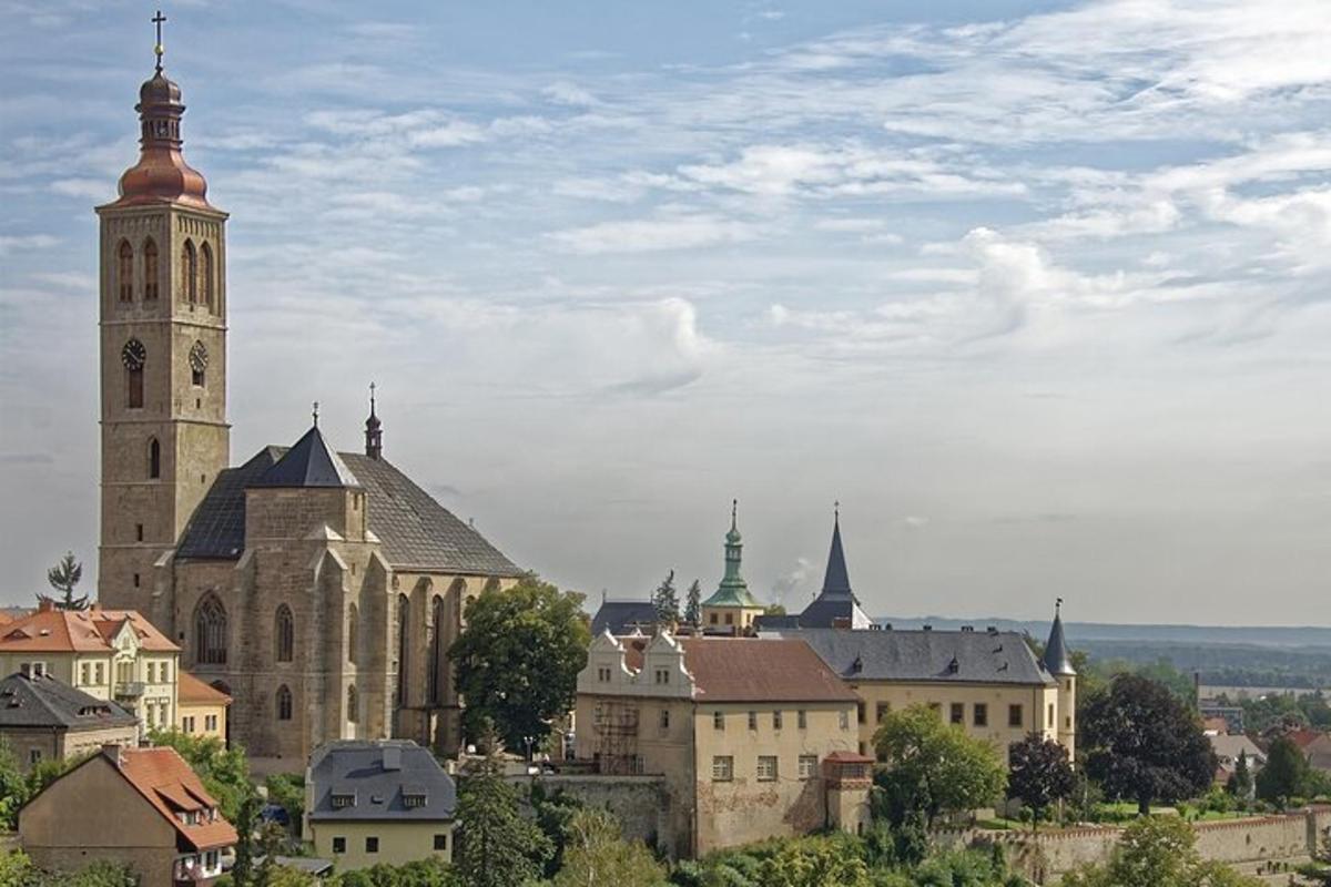 um grande edifício com uma torre de relógio em uma cidade