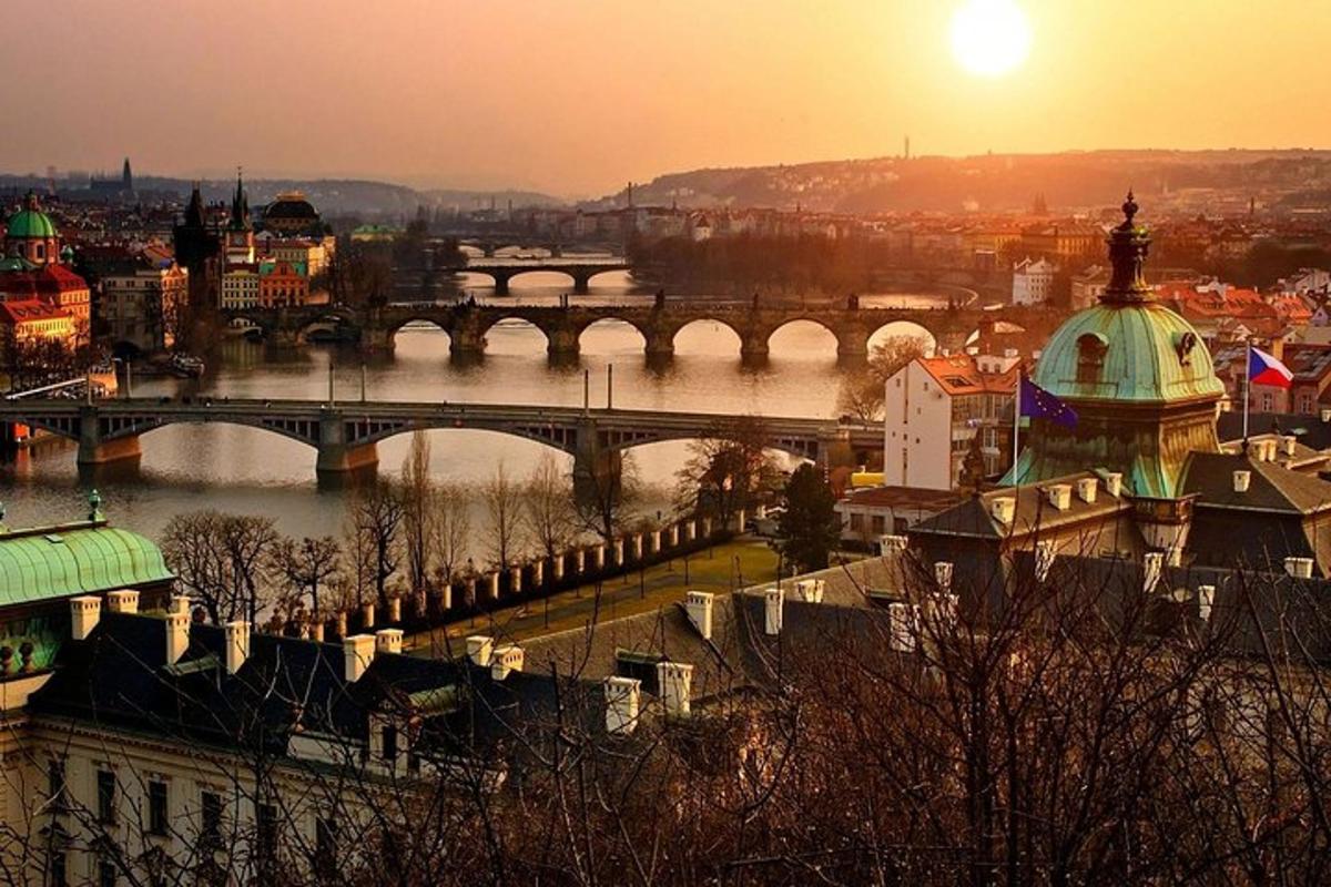 pohled na město s mostem přes řeku