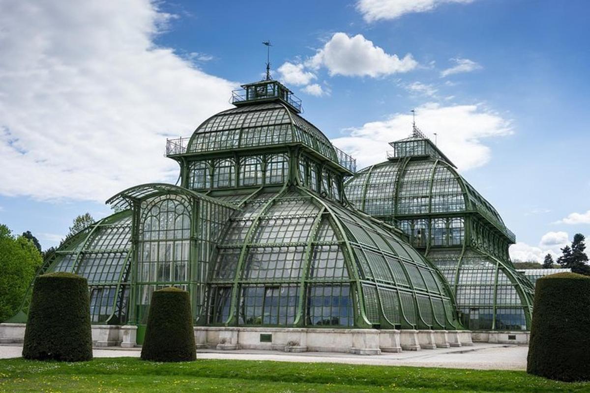 zwei Glaskuppeln eines Gewächshauses in einem Park