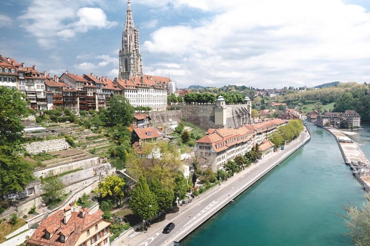 pohled na město s řekou a budovami