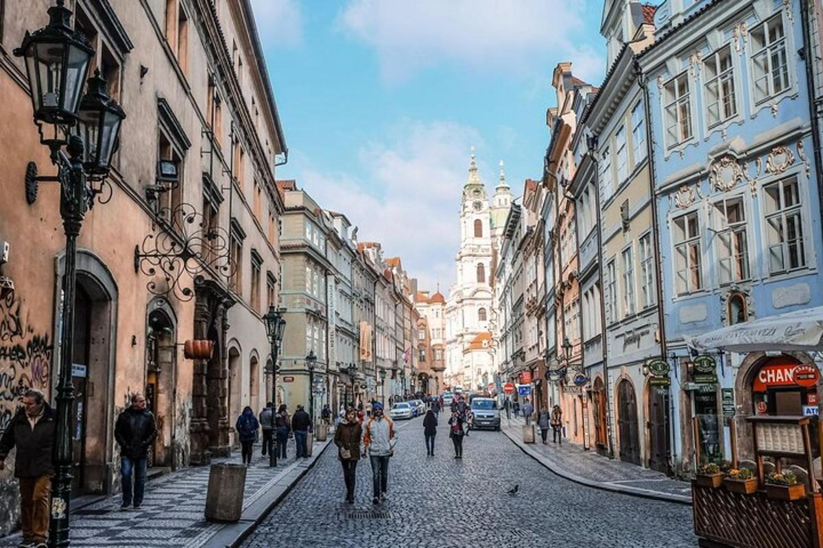 un gruppo di persone che camminano lungo una strada con edifici