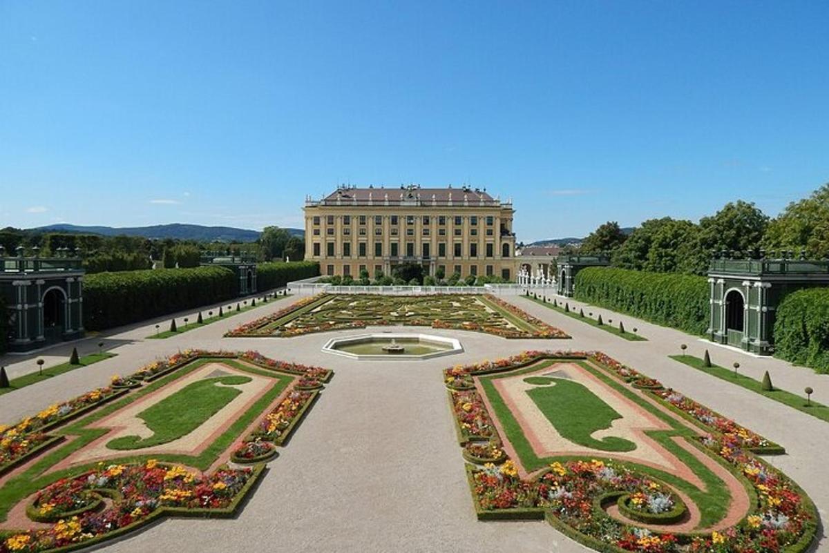 un grande edificio con un giardino antistante