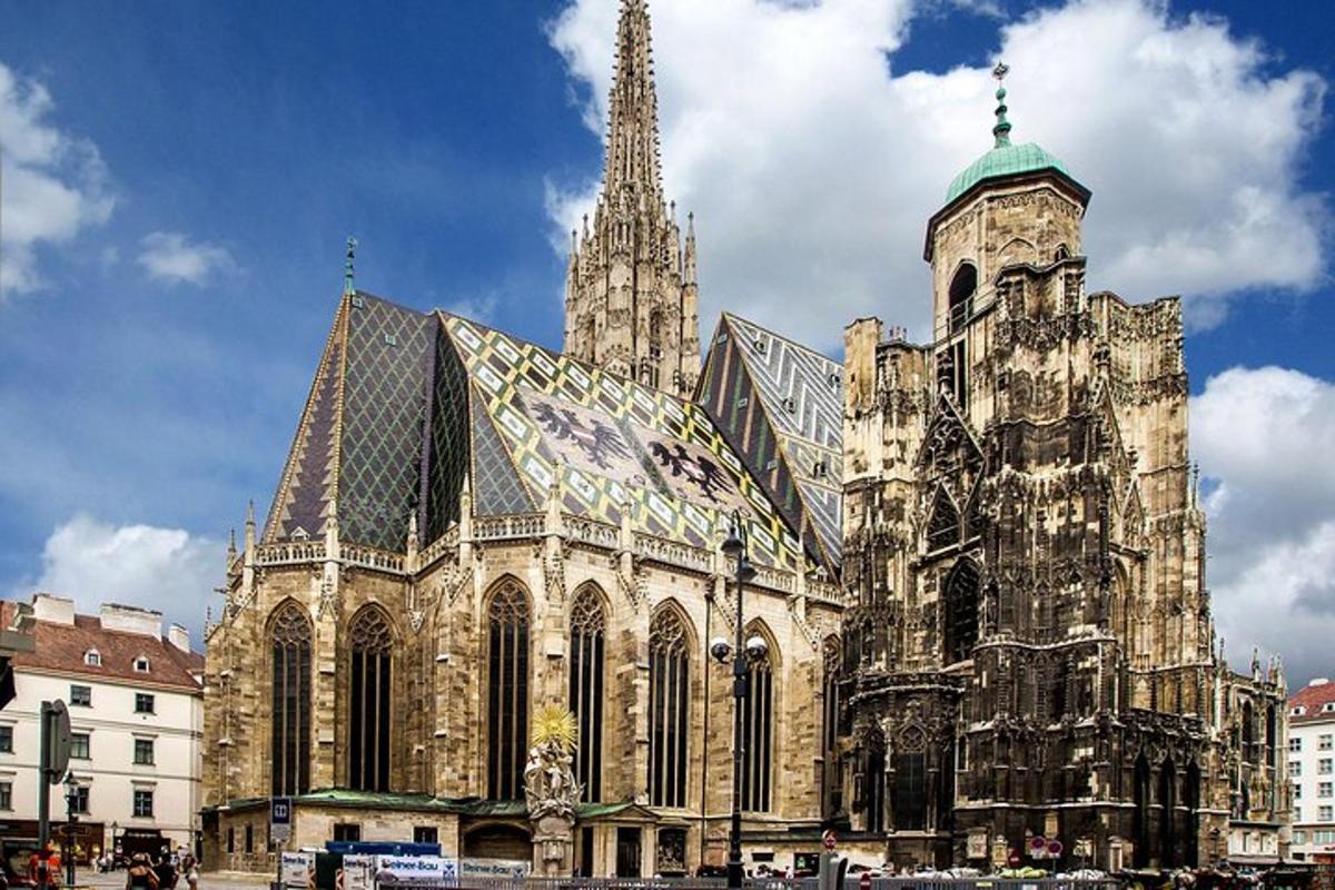 en stor katedral med et tårn og en kirke