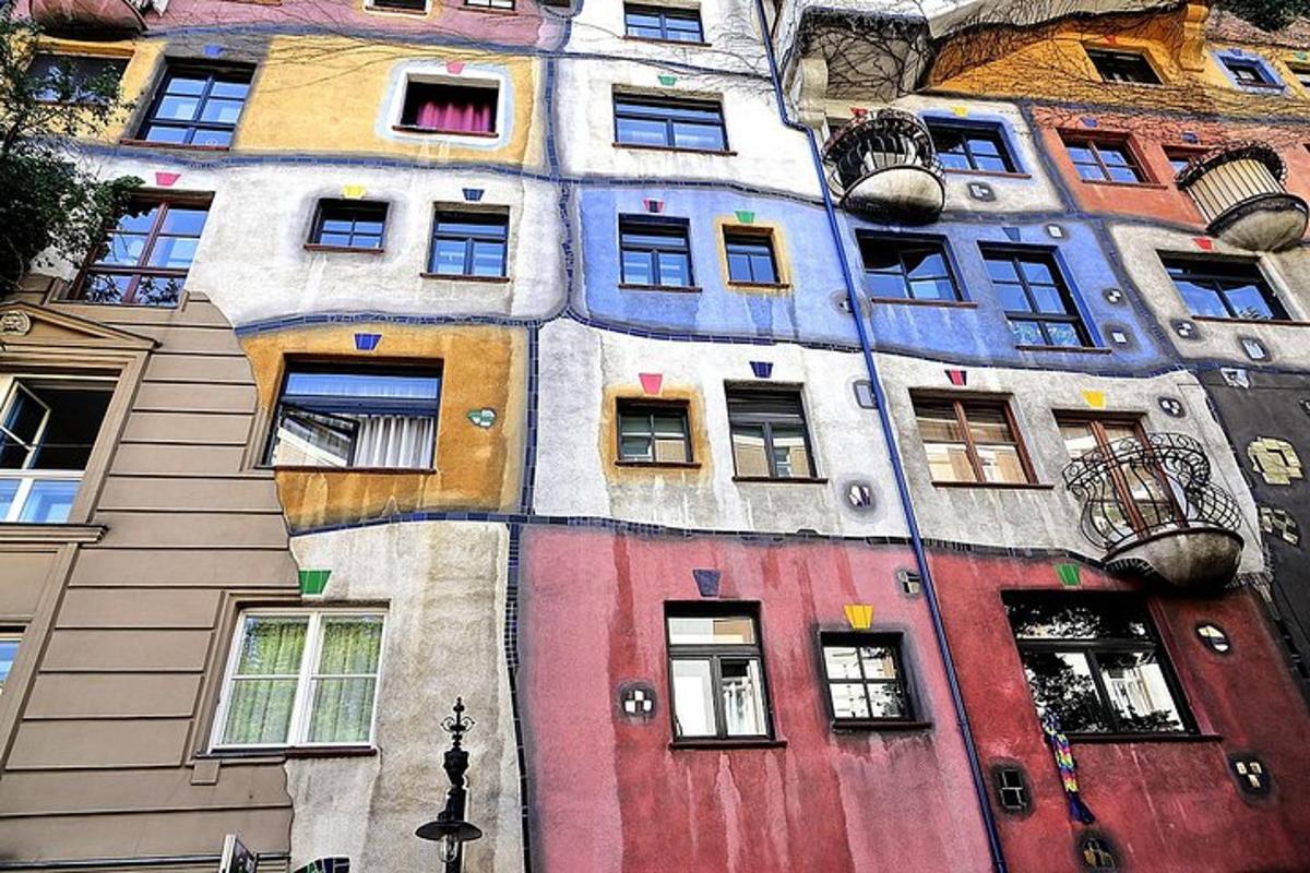 un edificio multicolore con finestre sui lati