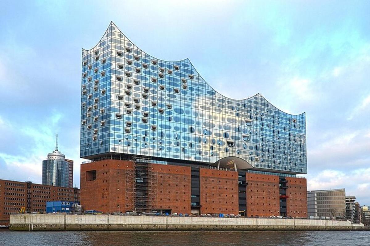 ein hohes Glasgebäude auf einem Backsteingebäude