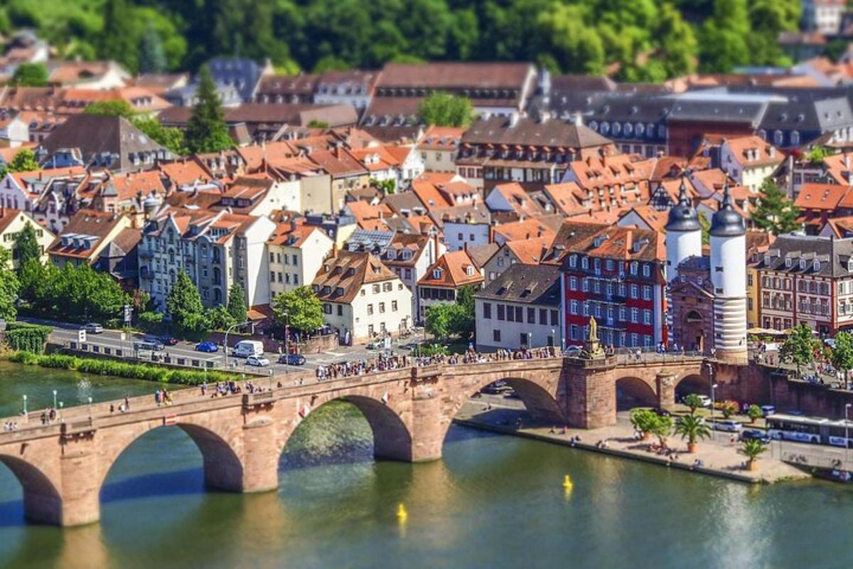un ponte sopra un fiume con case ed edifici