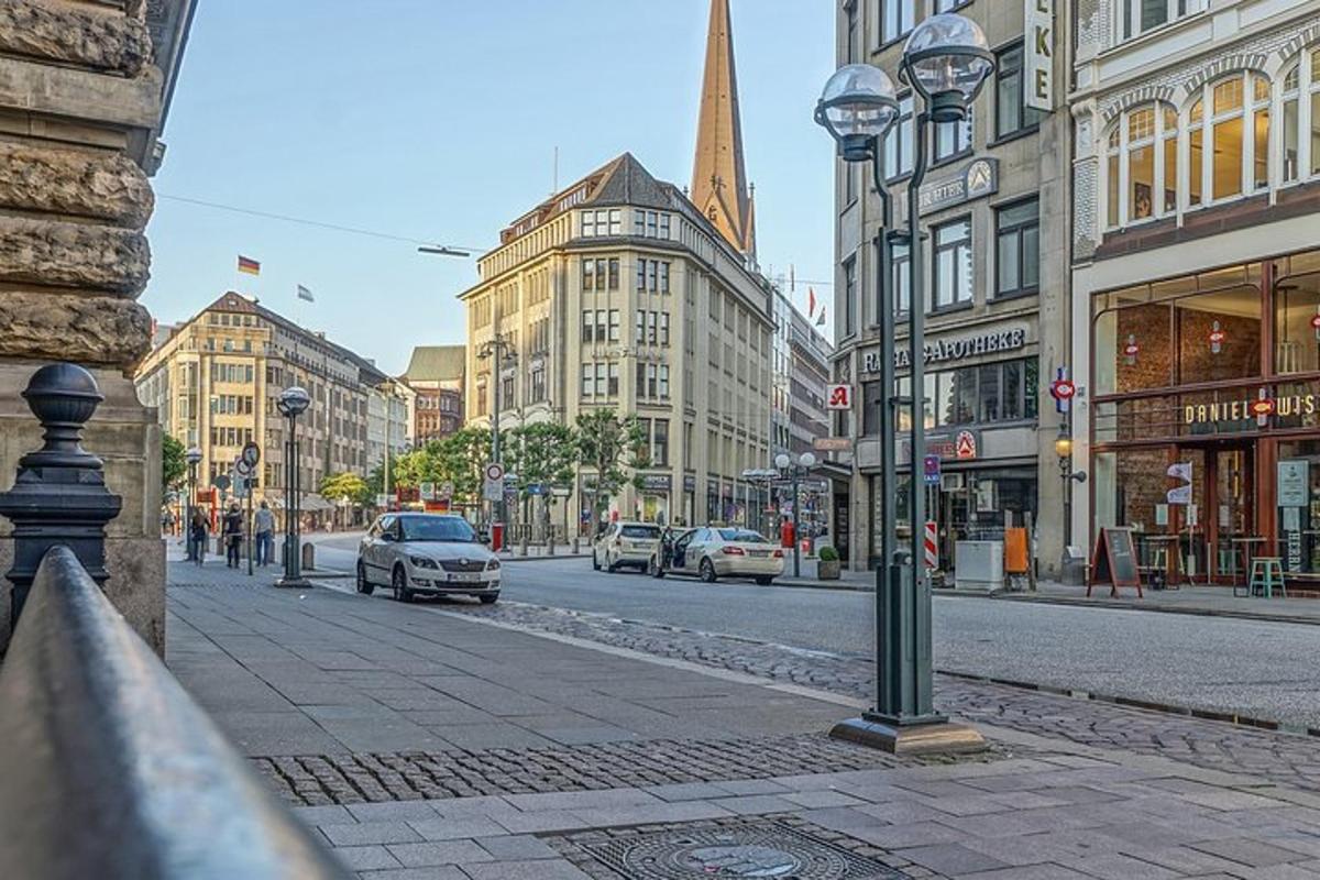 eine Straße mit Autos, die eine Stadtstraße entlangfahren